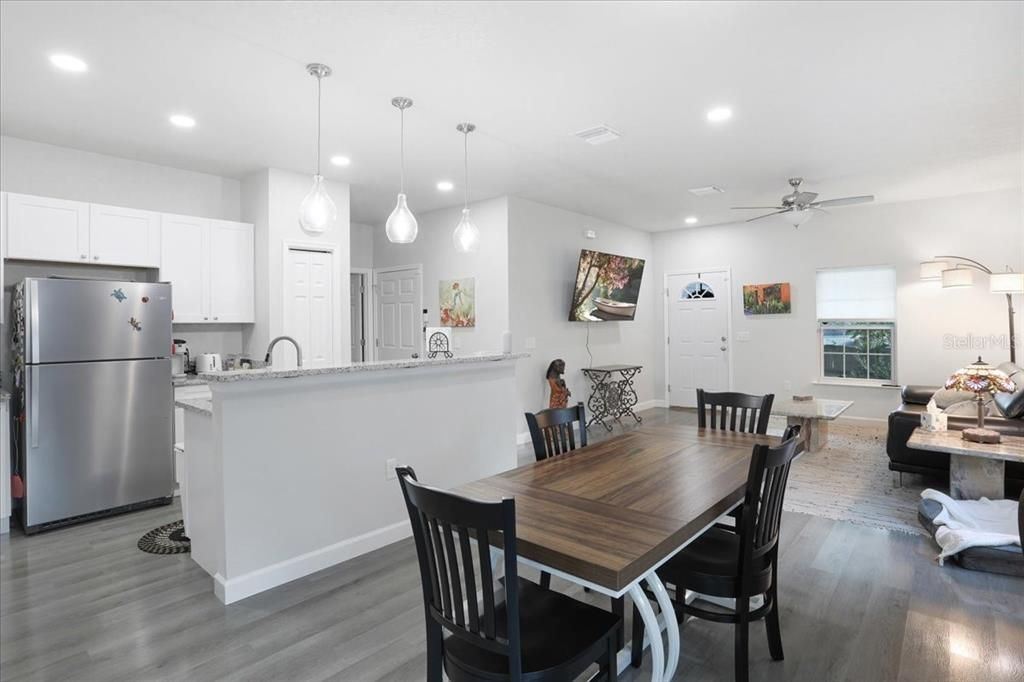 На продажу: $249,900 (3 спален, 2 ванн, 1330 Квадратных фут)