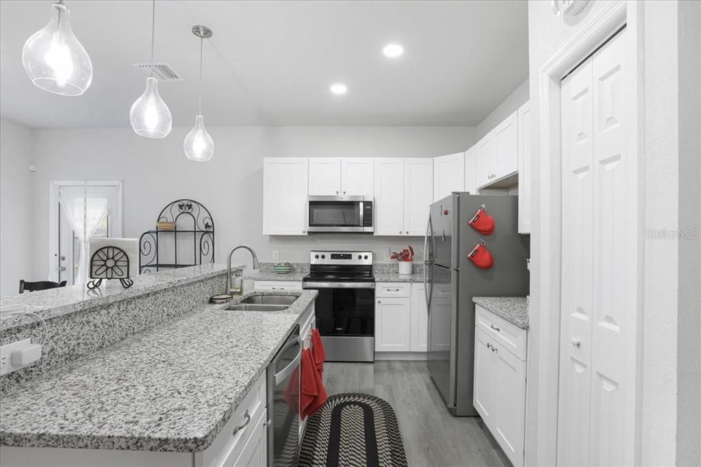 На продажу: $249,900 (3 спален, 2 ванн, 1330 Квадратных фут)