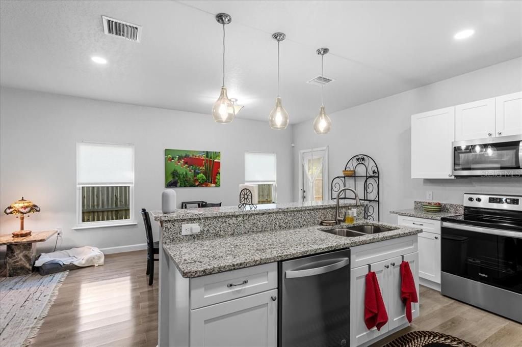 На продажу: $249,900 (3 спален, 2 ванн, 1330 Квадратных фут)