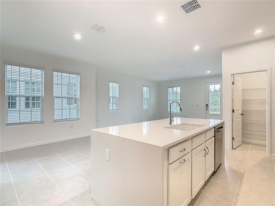 出租: $4,900 (3 贝兹, 2 浴室, 1794 平方英尺)