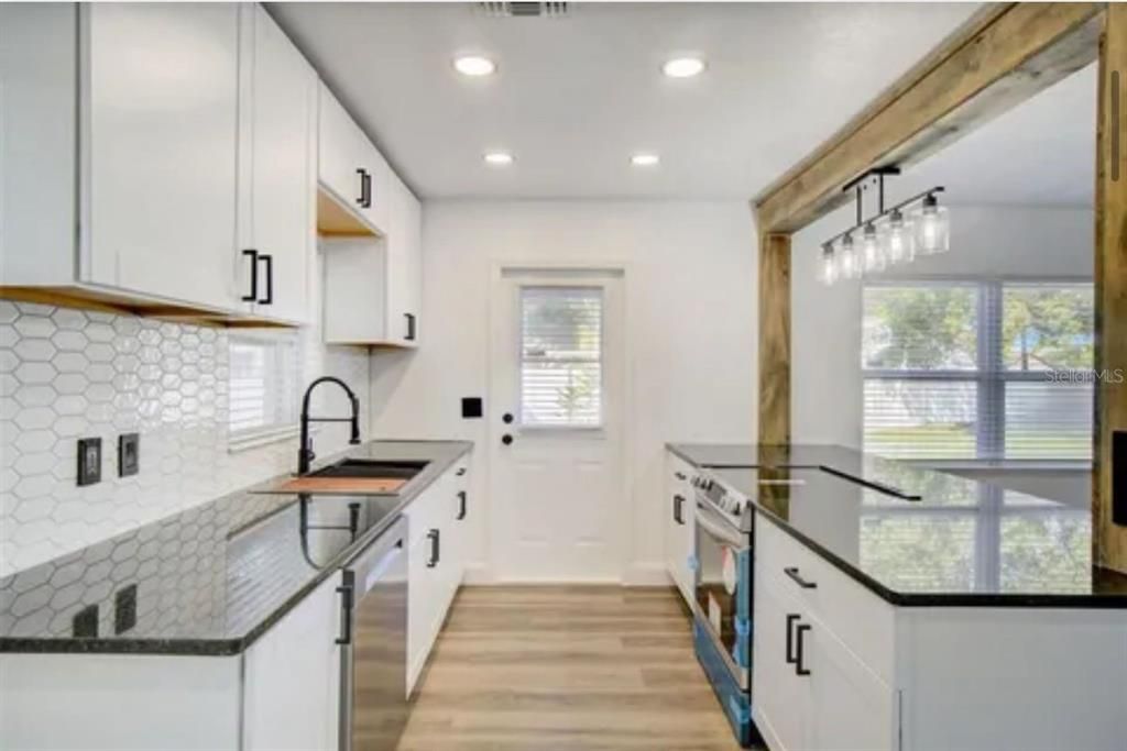 В аренду: $3,100 (3 спален, 2 ванн, 1374 Квадратных фут)