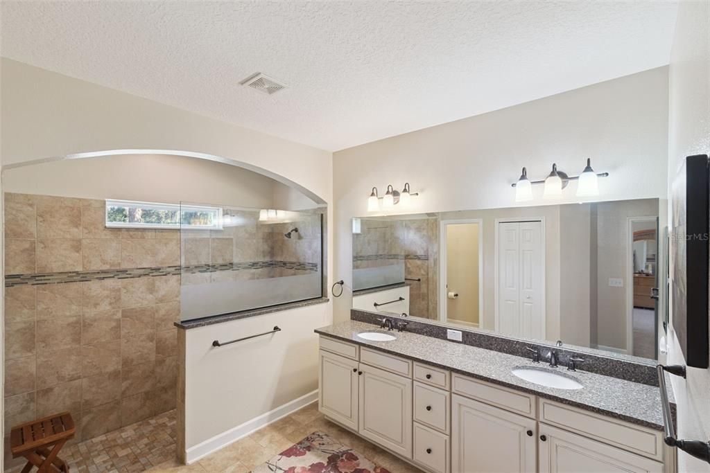 For Sale: $675,000 (4 beds, 4 baths, 3637 Square Feet)