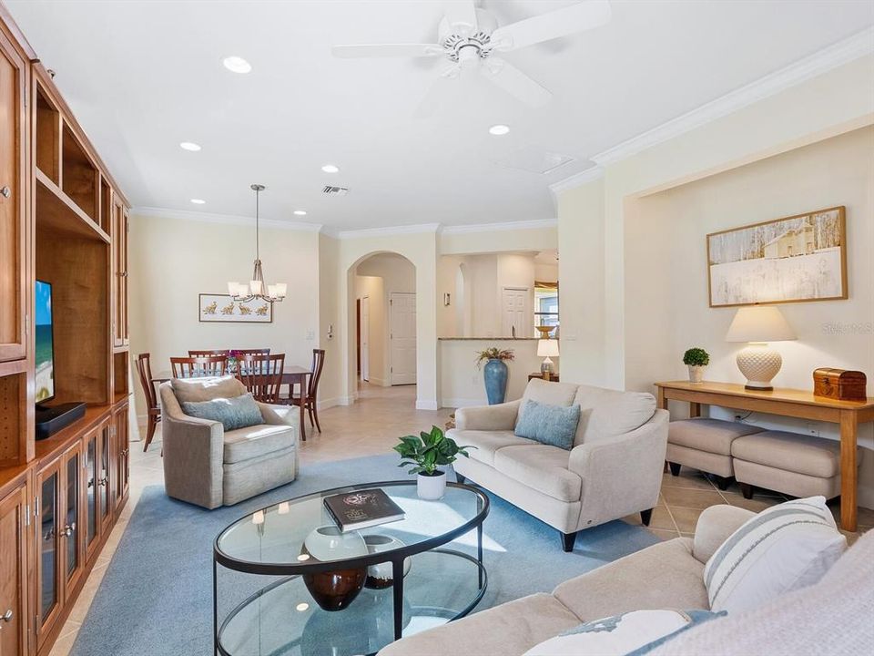 На продажу: $349,900 (2 спален, 2 ванн, 1600 Квадратных фут)