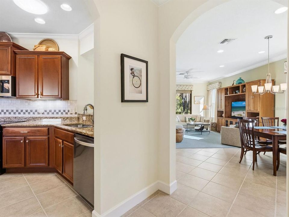 На продажу: $349,900 (2 спален, 2 ванн, 1600 Квадратных фут)