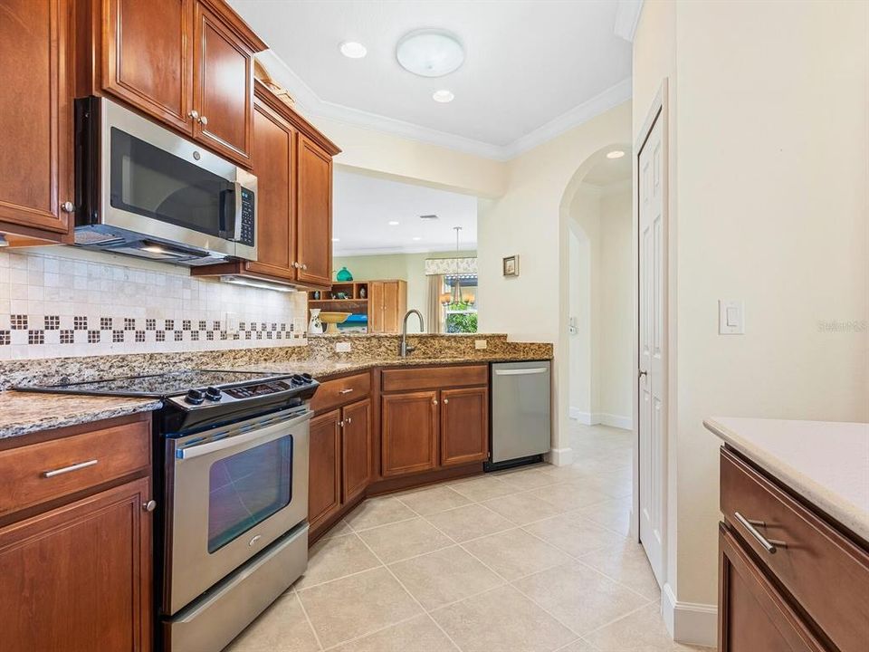 На продажу: $349,900 (2 спален, 2 ванн, 1600 Квадратных фут)