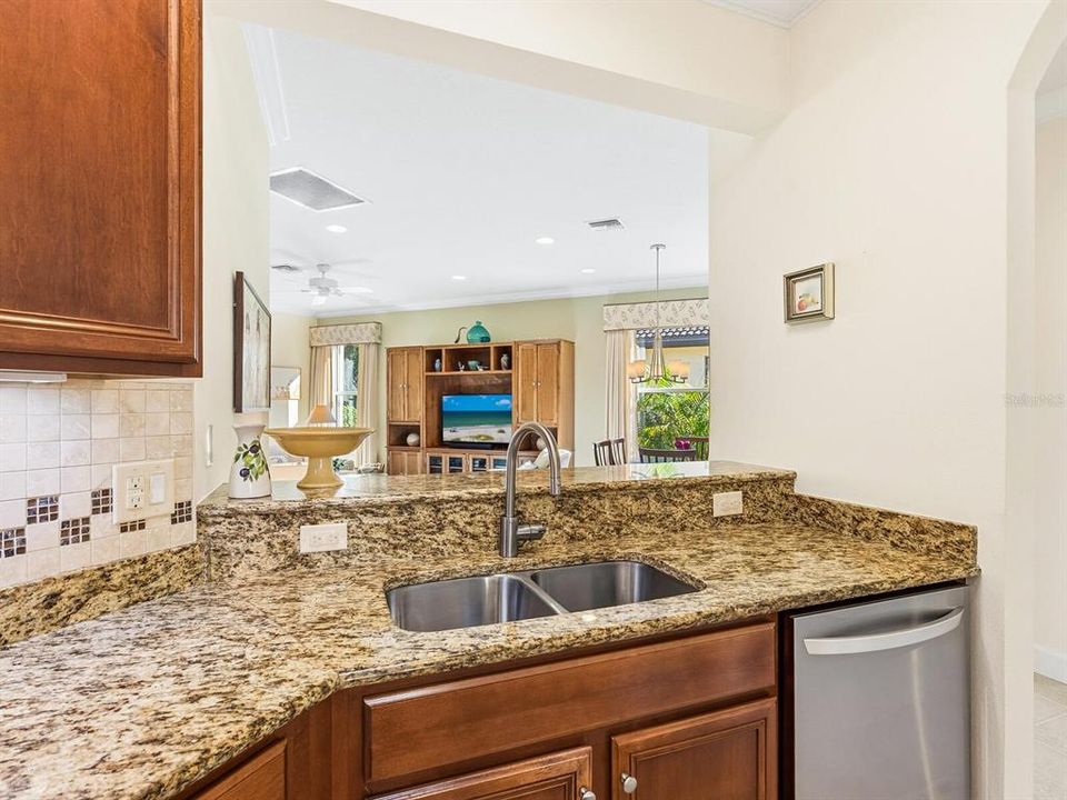 На продажу: $349,900 (2 спален, 2 ванн, 1600 Квадратных фут)