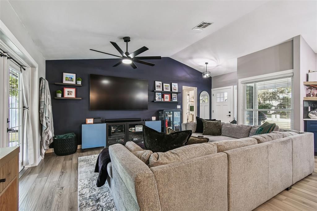 For Sale: $392,000 (2 beds, 2 baths, 1250 Square Feet)