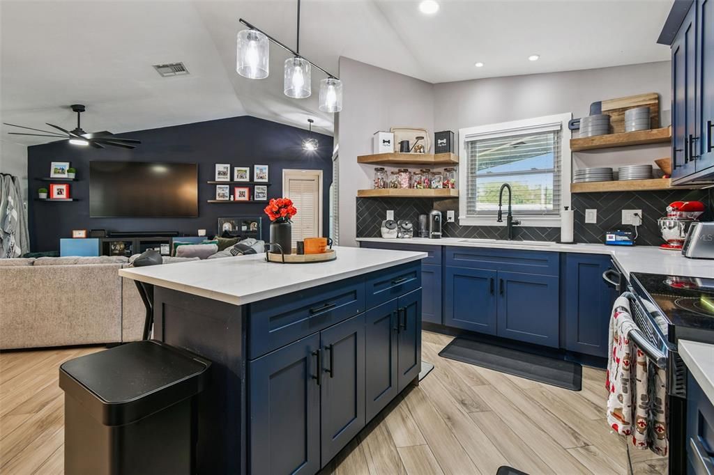 For Sale: $392,000 (2 beds, 2 baths, 1250 Square Feet)