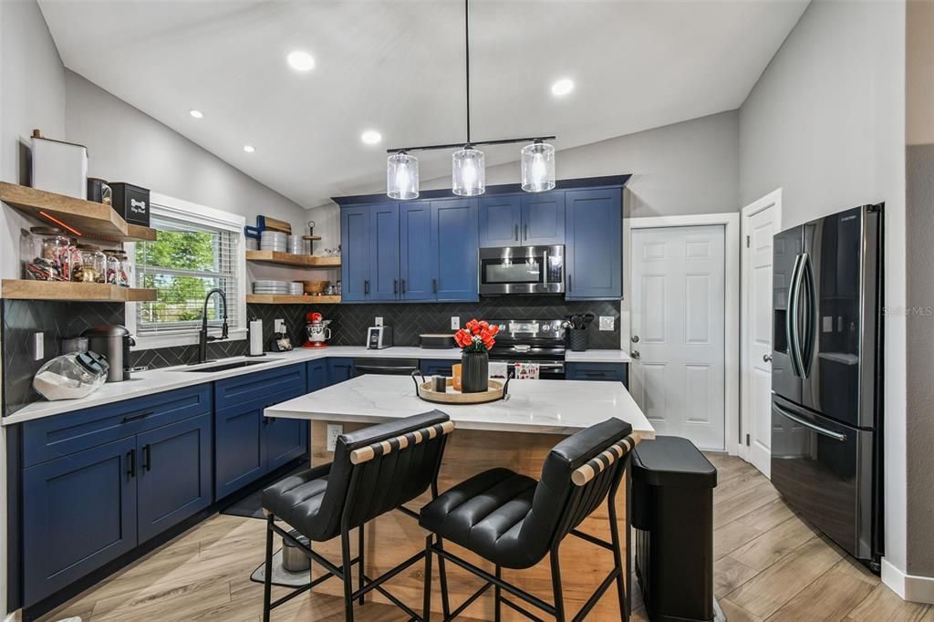 For Sale: $392,000 (2 beds, 2 baths, 1250 Square Feet)