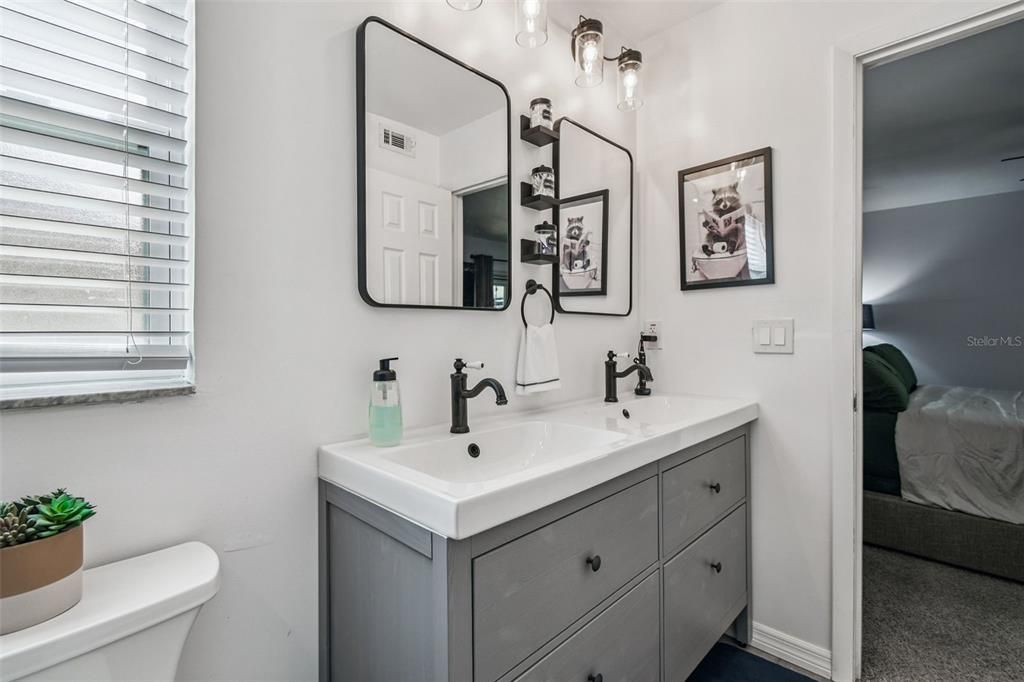 For Sale: $392,000 (2 beds, 2 baths, 1250 Square Feet)