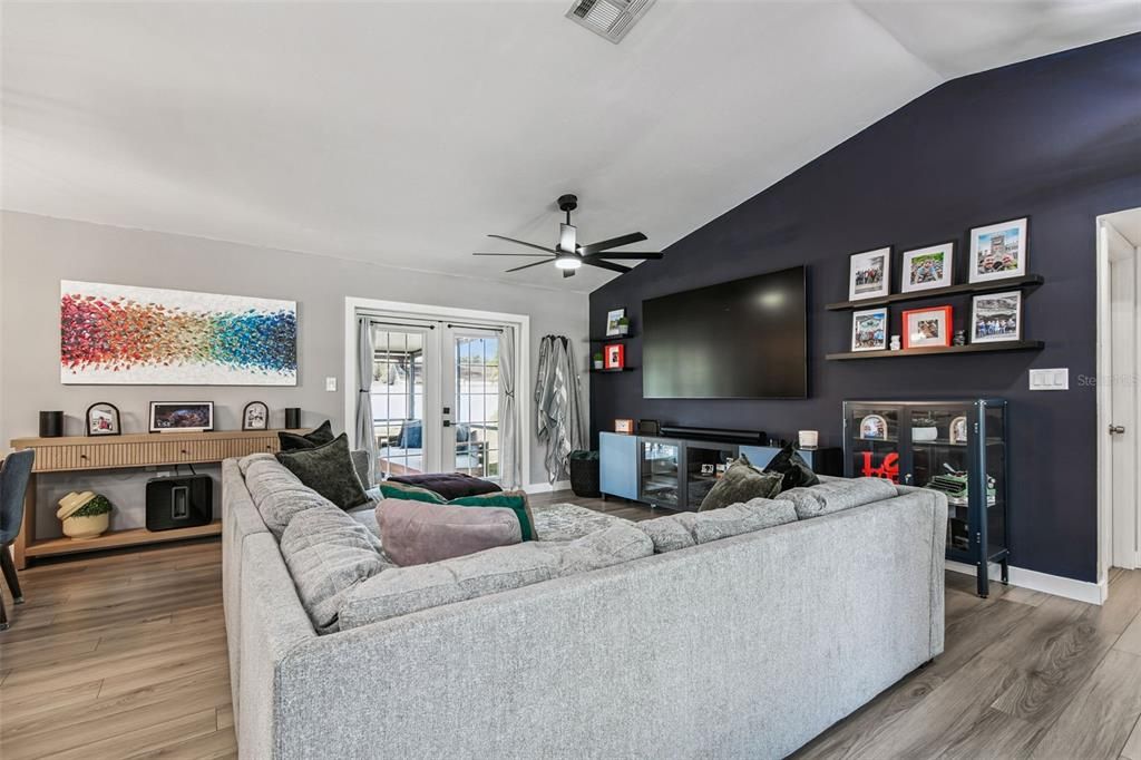 For Sale: $392,000 (2 beds, 2 baths, 1250 Square Feet)