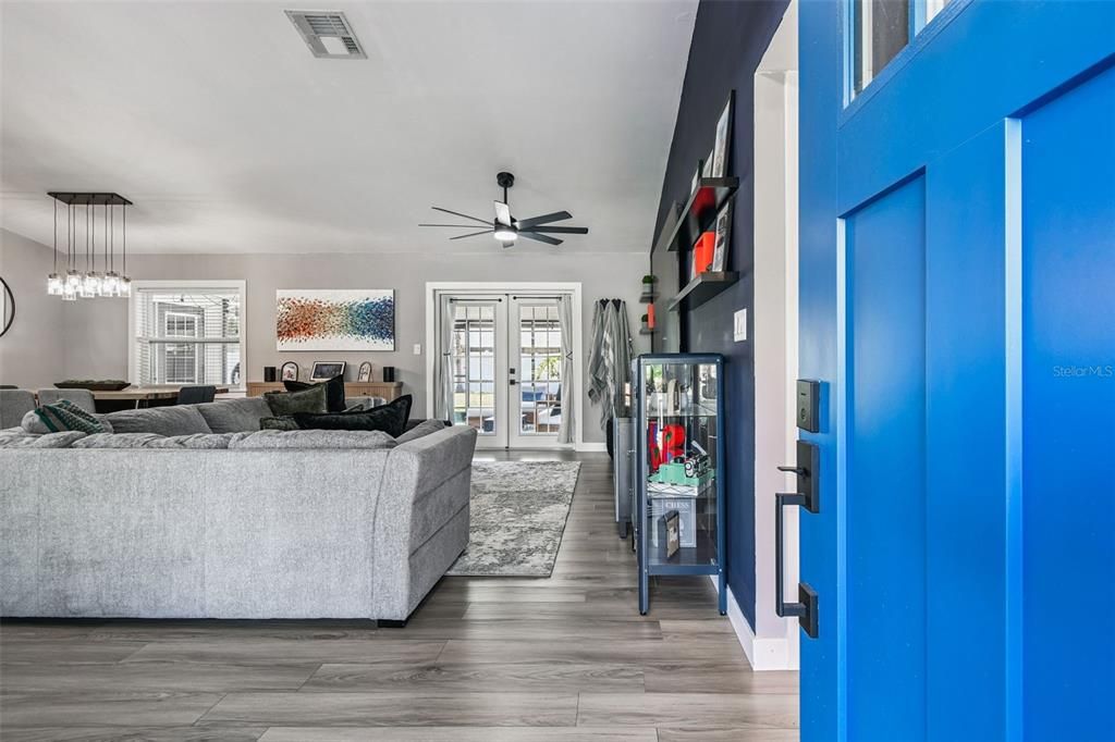 For Sale: $392,000 (2 beds, 2 baths, 1250 Square Feet)