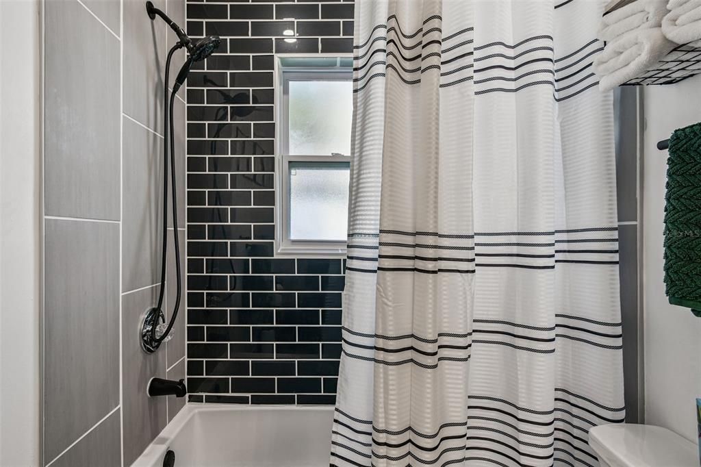 For Sale: $392,000 (2 beds, 2 baths, 1250 Square Feet)