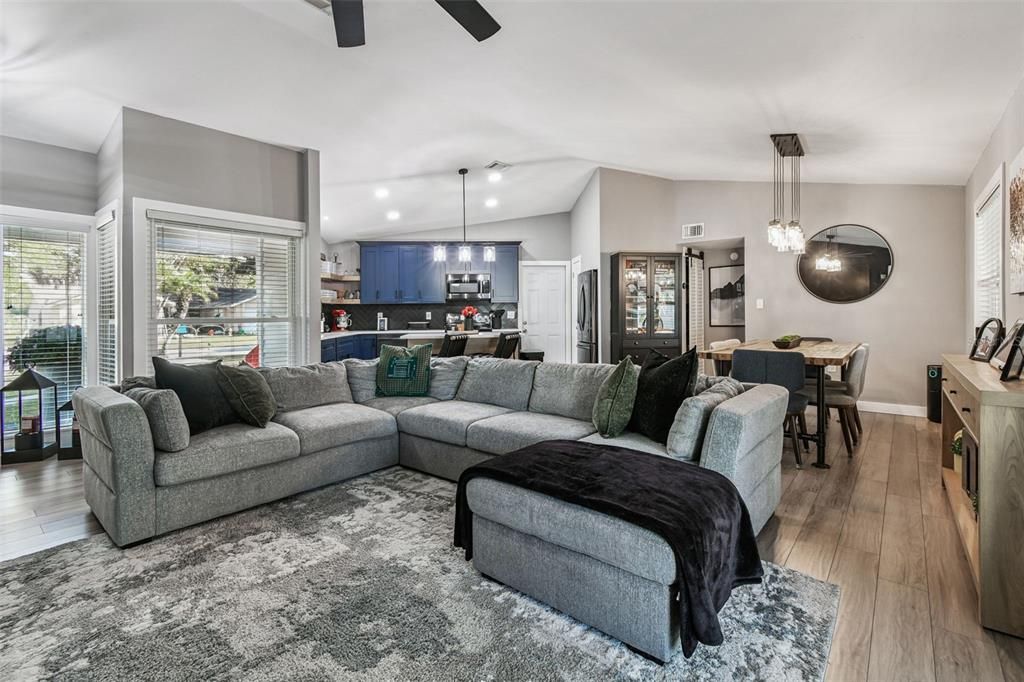 For Sale: $392,000 (2 beds, 2 baths, 1250 Square Feet)