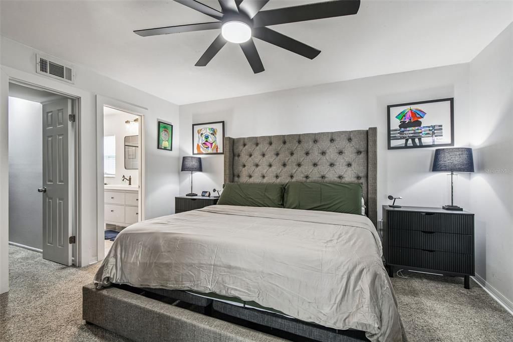 For Sale: $392,000 (2 beds, 2 baths, 1250 Square Feet)