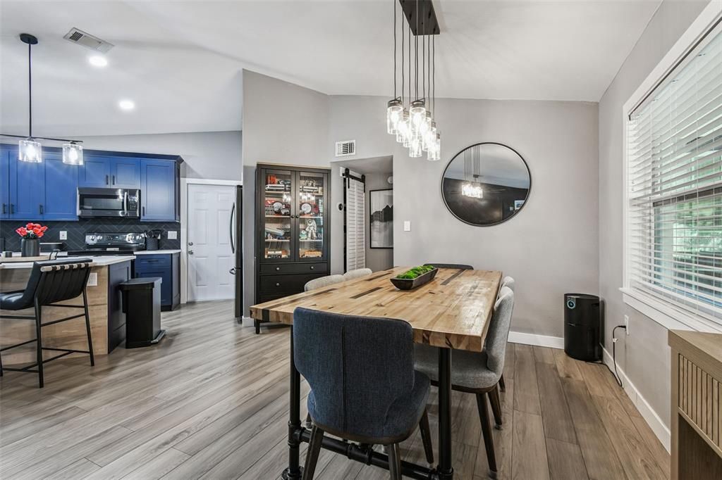 For Sale: $392,000 (2 beds, 2 baths, 1250 Square Feet)