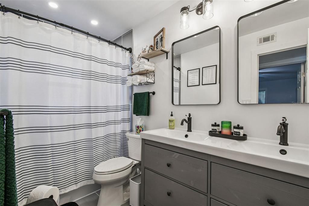 For Sale: $392,000 (2 beds, 2 baths, 1250 Square Feet)