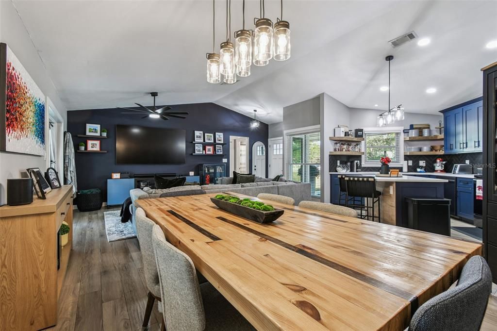 For Sale: $392,000 (2 beds, 2 baths, 1250 Square Feet)