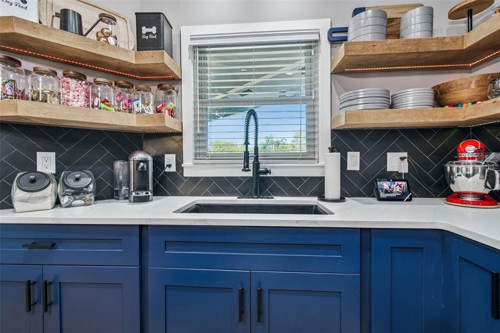 For Sale: $392,000 (2 beds, 2 baths, 1250 Square Feet)