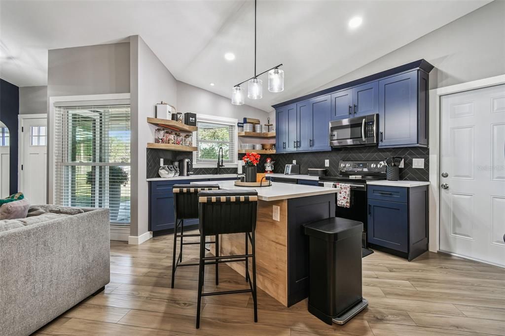 For Sale: $392,000 (2 beds, 2 baths, 1250 Square Feet)