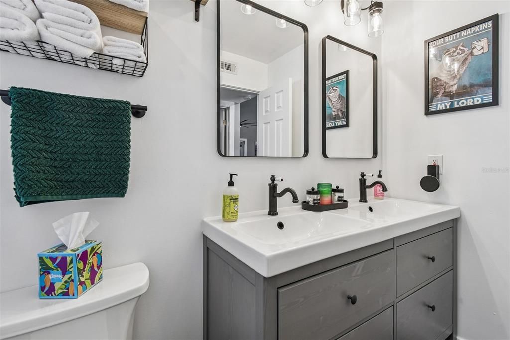 For Sale: $392,000 (2 beds, 2 baths, 1250 Square Feet)