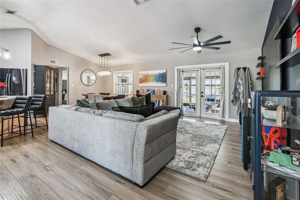 For Sale: $392,000 (2 beds, 2 baths, 1250 Square Feet)