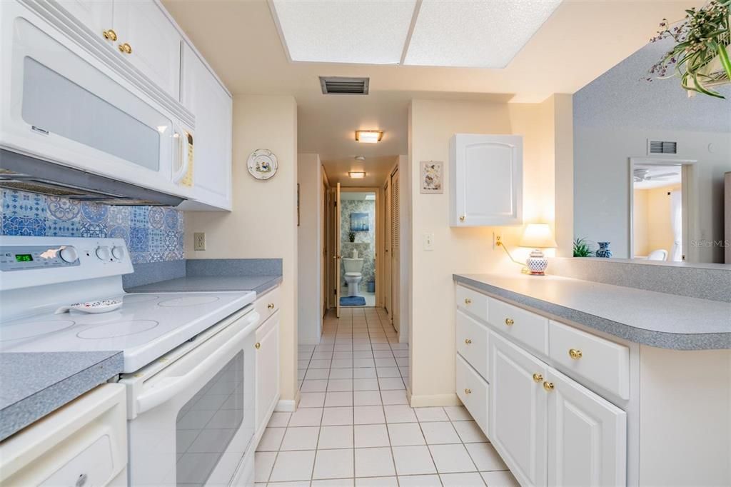 For Sale: $159,900 (1 beds, 1 baths, 745 Square Feet)