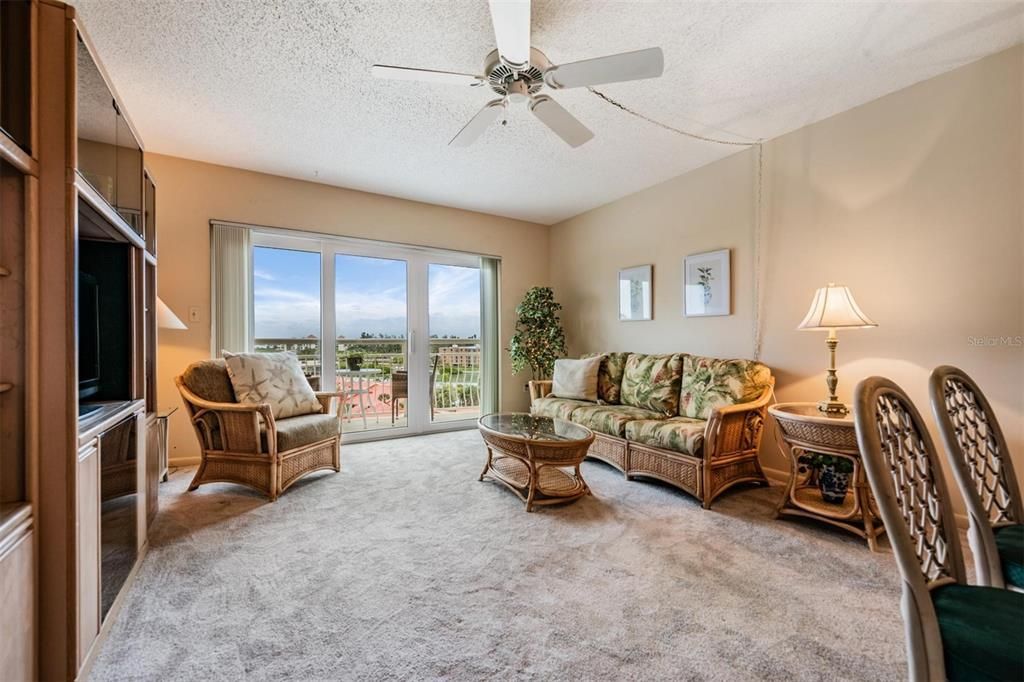 For Sale: $159,900 (1 beds, 1 baths, 745 Square Feet)