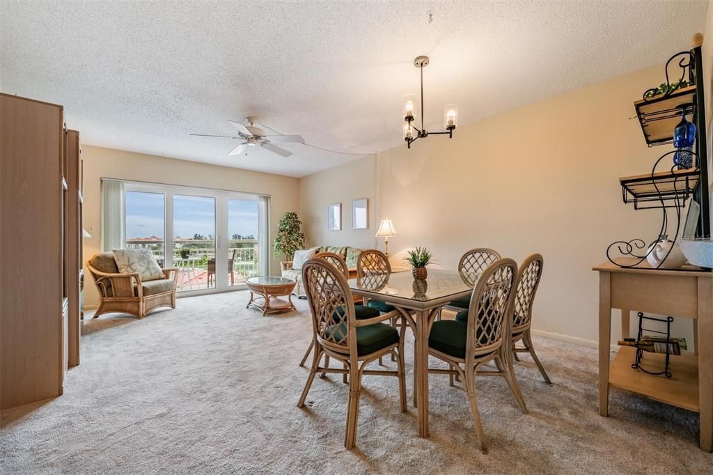 For Sale: $159,900 (1 beds, 1 baths, 745 Square Feet)