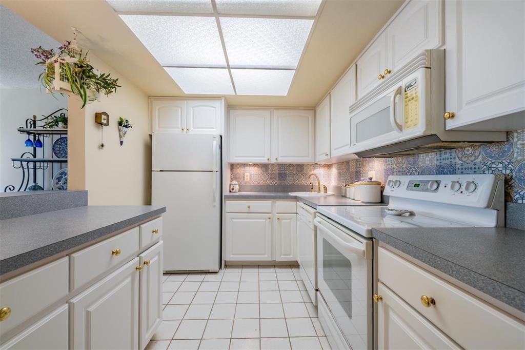 For Sale: $159,900 (1 beds, 1 baths, 745 Square Feet)