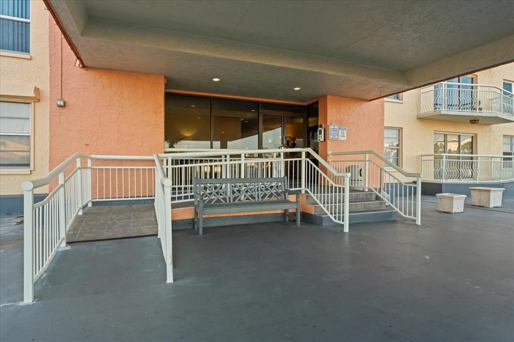 For Sale: $159,900 (1 beds, 1 baths, 745 Square Feet)