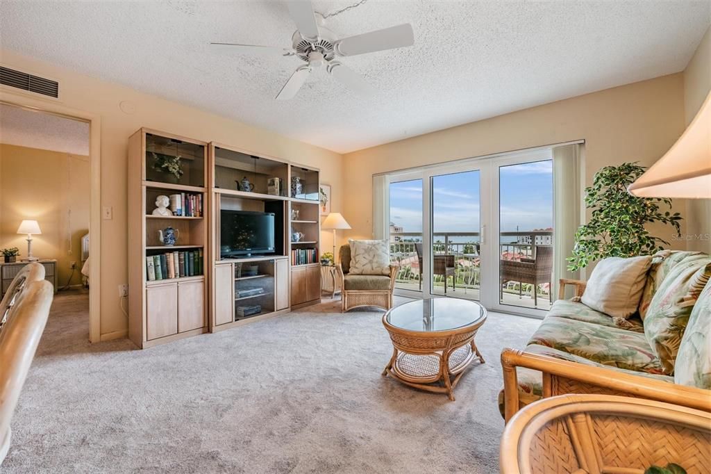 For Sale: $159,900 (1 beds, 1 baths, 745 Square Feet)