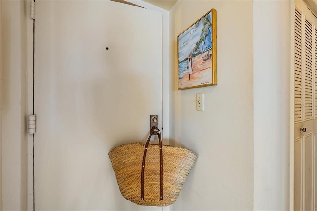 For Sale: $159,900 (1 beds, 1 baths, 745 Square Feet)