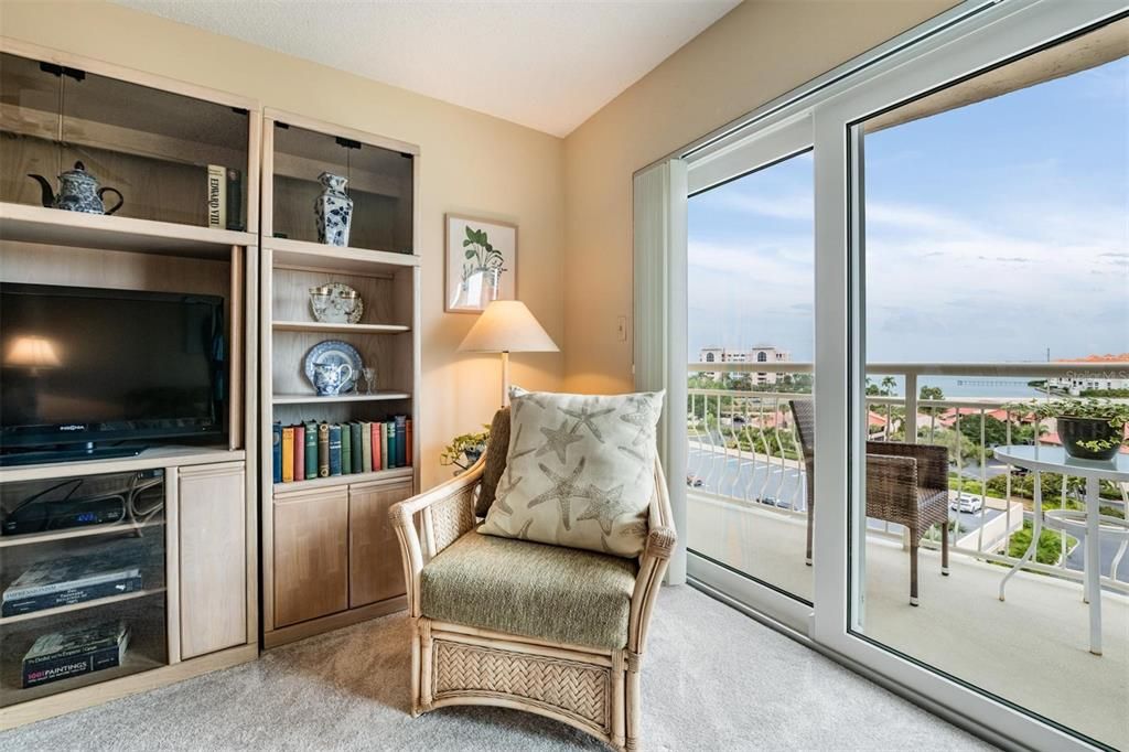 For Sale: $159,900 (1 beds, 1 baths, 745 Square Feet)