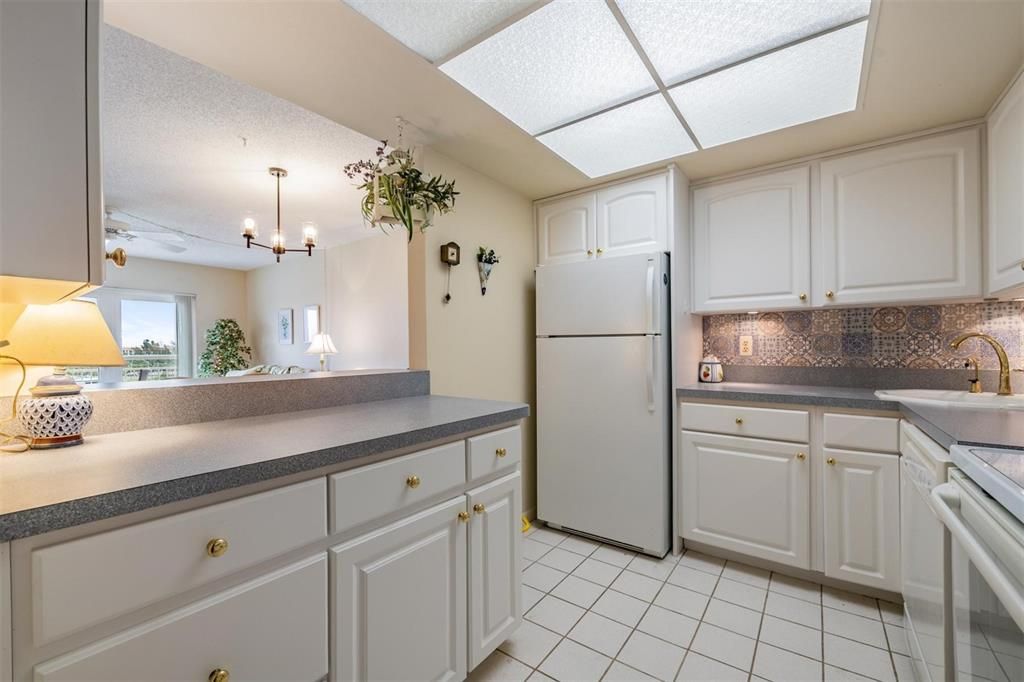 For Sale: $159,900 (1 beds, 1 baths, 745 Square Feet)