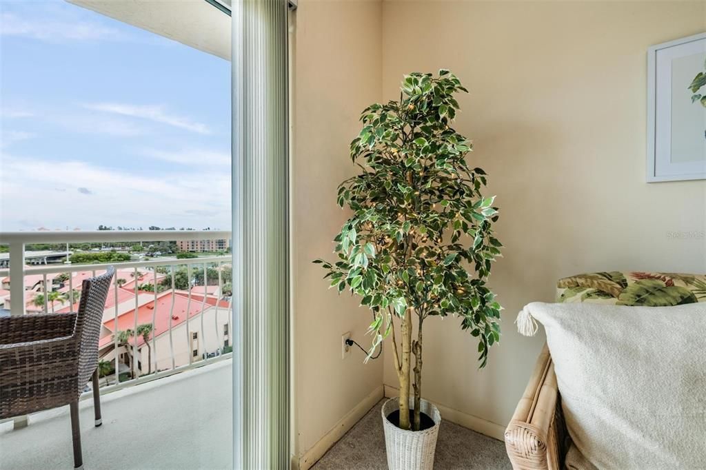 For Sale: $159,900 (1 beds, 1 baths, 745 Square Feet)