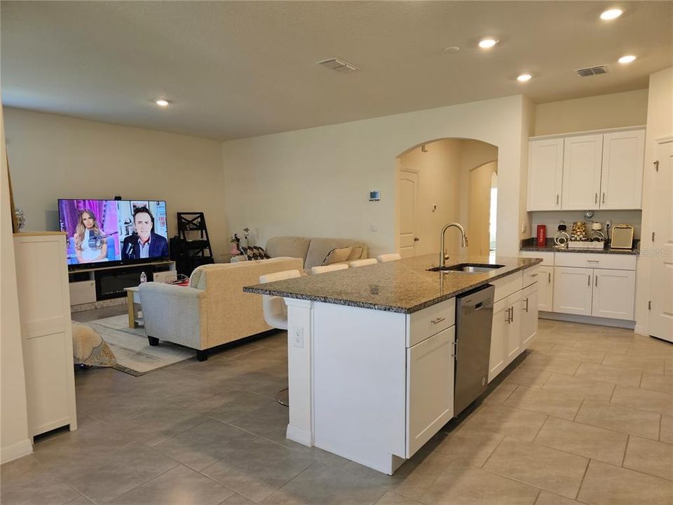 En Venta: $524,900 (4 camas, 3 baños, 2142 Pies cuadrados)