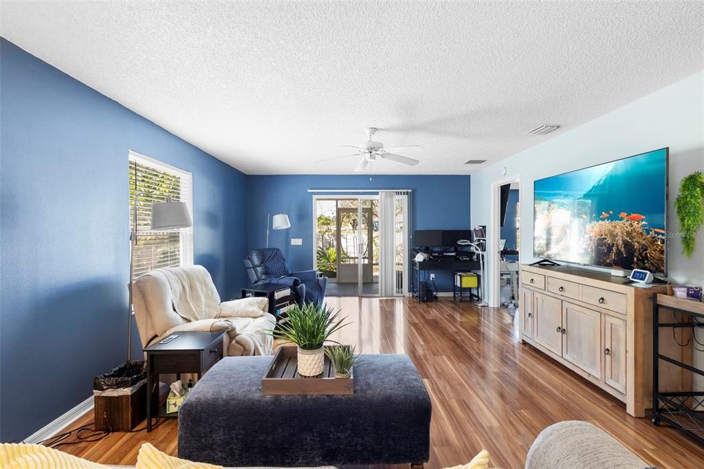 En Venta: $299,999 (2 camas, 2 baños, 1283 Pies cuadrados)