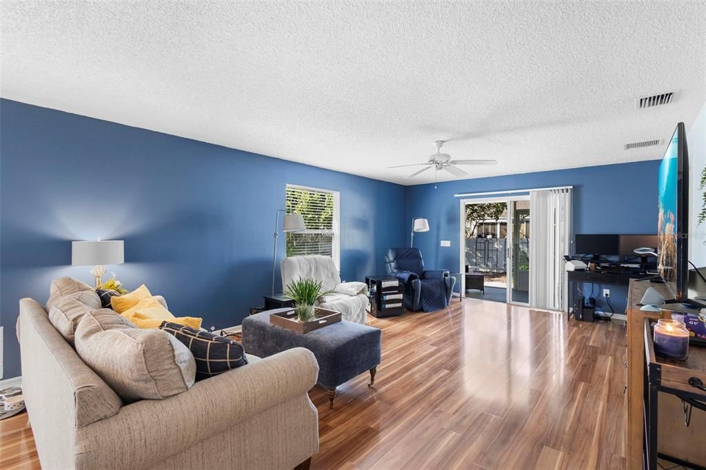 En Venta: $299,999 (2 camas, 2 baños, 1283 Pies cuadrados)