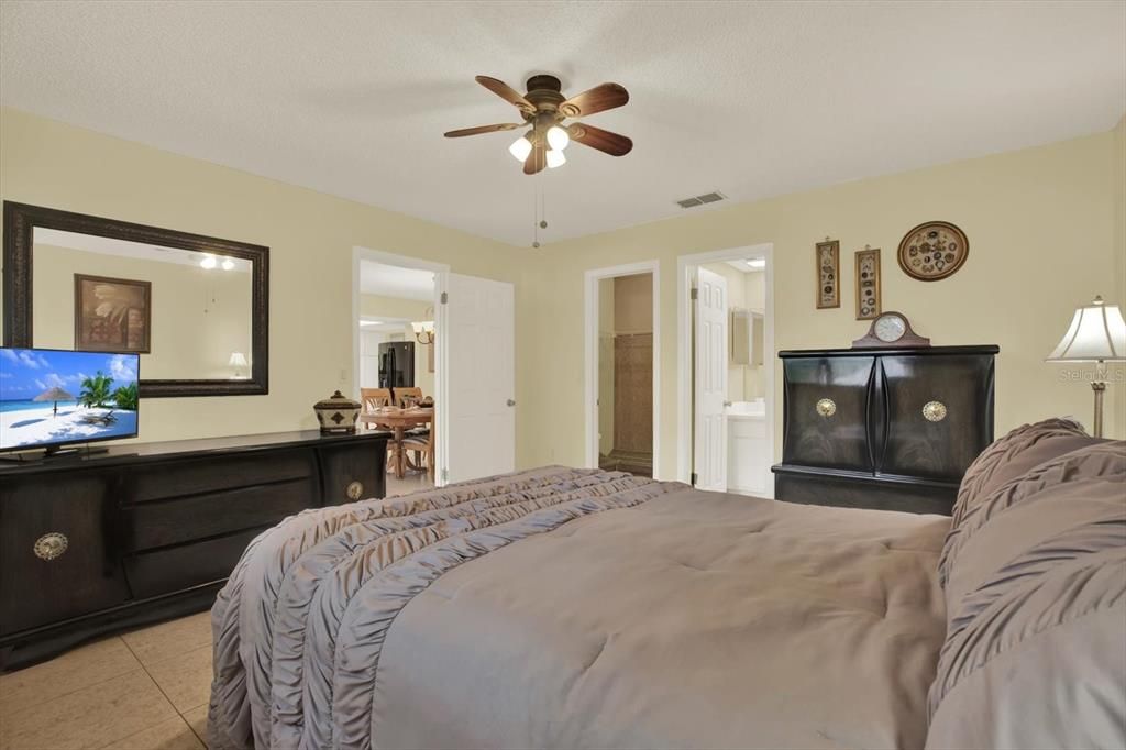 For Sale: $224,900 (2 beds, 2 baths, 1418 Square Feet)