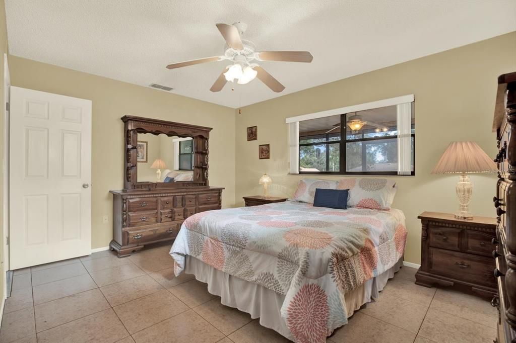 For Sale: $224,900 (2 beds, 2 baths, 1418 Square Feet)