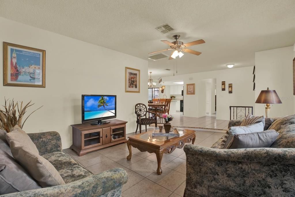 For Sale: $224,900 (2 beds, 2 baths, 1418 Square Feet)