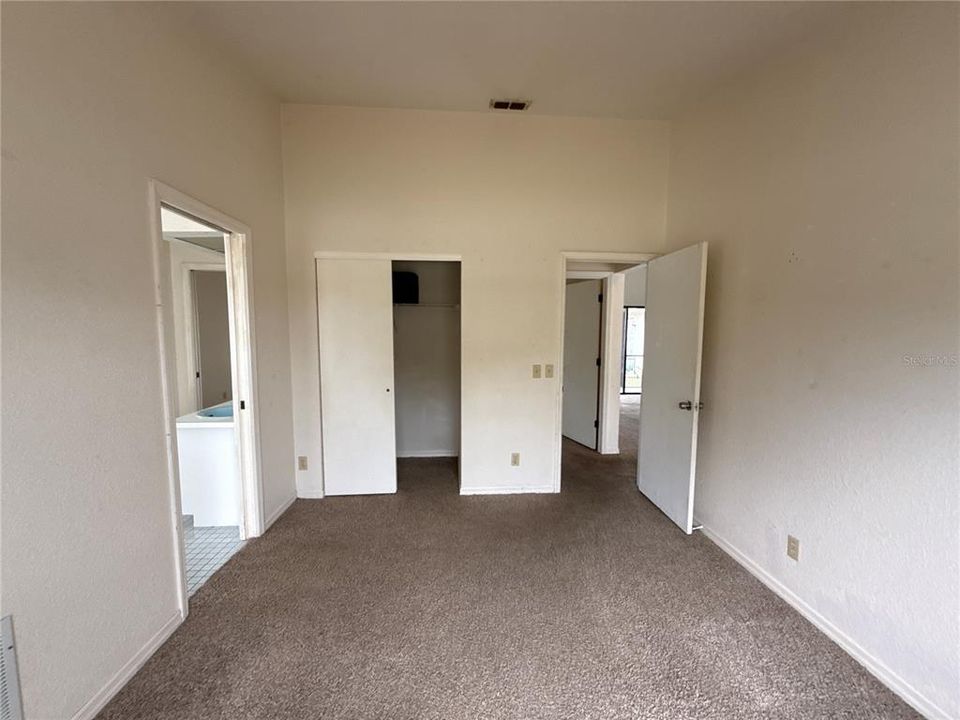 For Sale: $249,900 (5 beds, 2 baths, 2172 Square Feet)