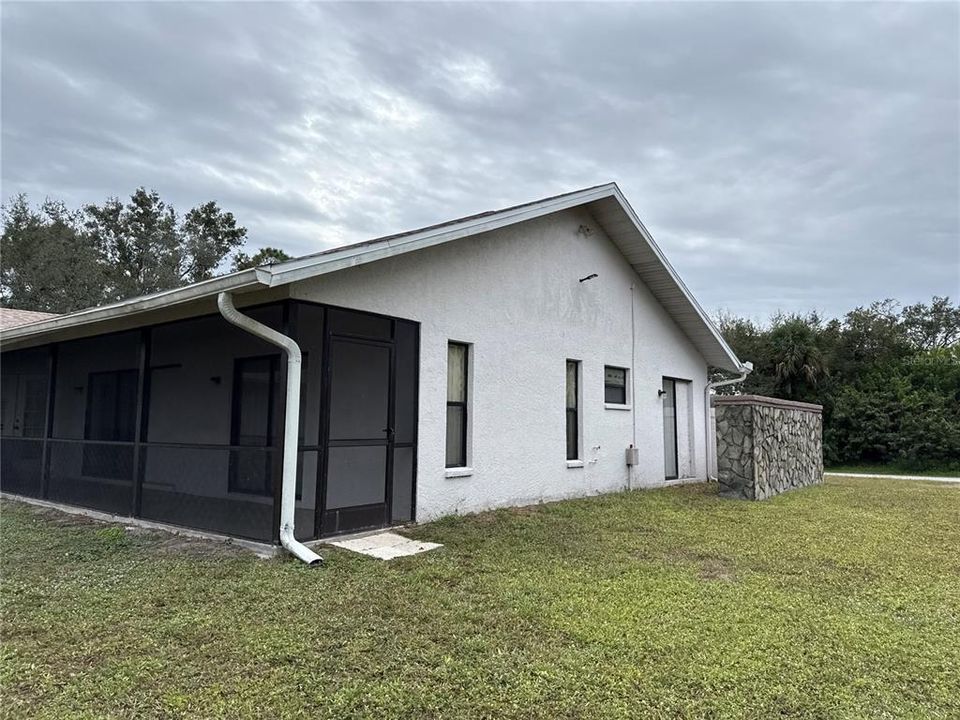 For Sale: $249,900 (5 beds, 2 baths, 2172 Square Feet)