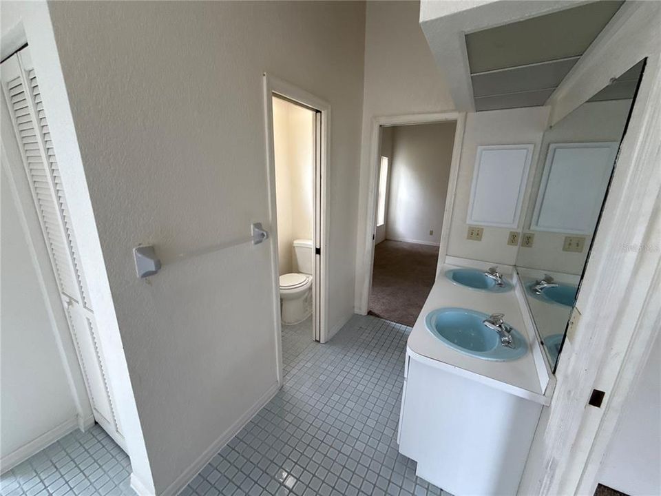 For Sale: $249,900 (5 beds, 2 baths, 2172 Square Feet)