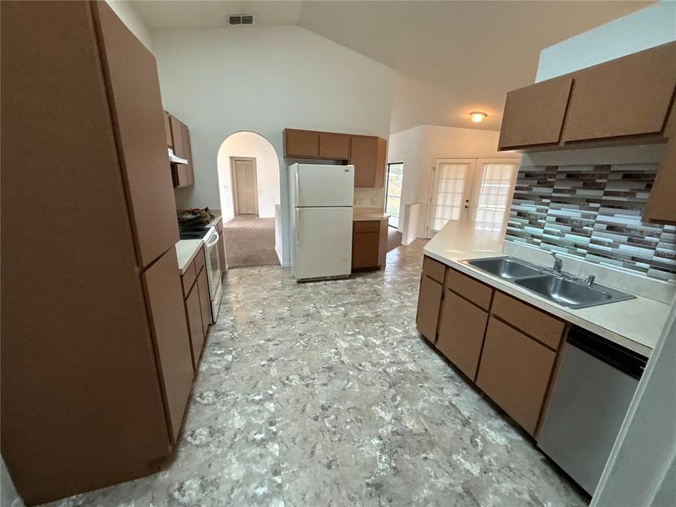 For Sale: $249,900 (5 beds, 2 baths, 2172 Square Feet)