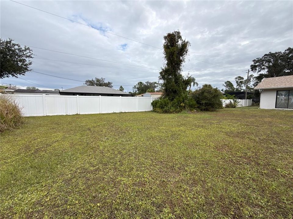 For Sale: $249,900 (5 beds, 2 baths, 2172 Square Feet)