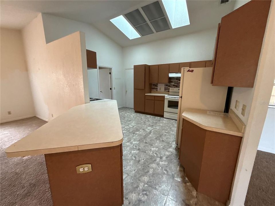 For Sale: $249,900 (5 beds, 2 baths, 2172 Square Feet)