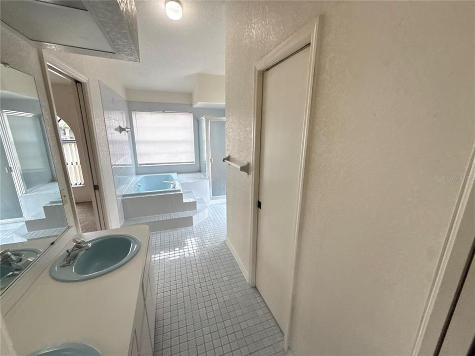 For Sale: $249,900 (5 beds, 2 baths, 2172 Square Feet)