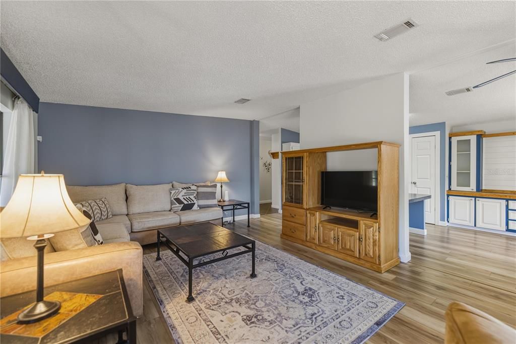 待售: $179,900 (2 贝兹, 2 浴室, 1056 平方英尺)